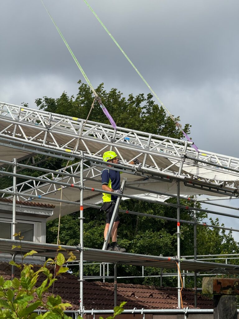 Stillads og kranarbejde ved renovering af boligblokke i Græse Bakkeby