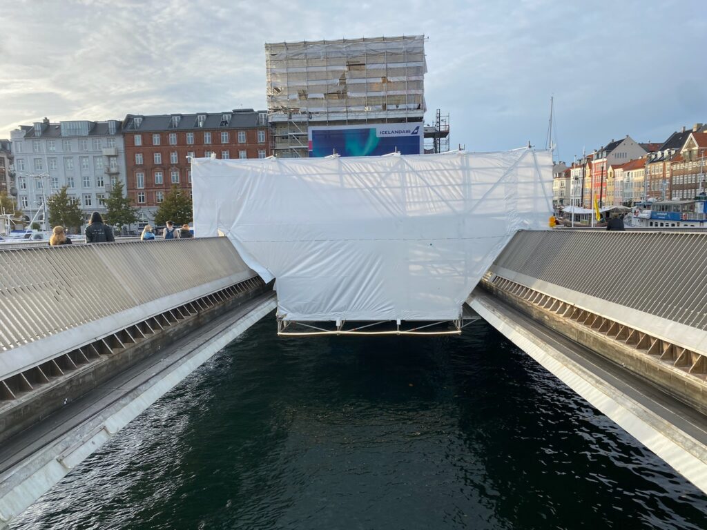 Inderhavnsbroen afdækket med shrinkwrap